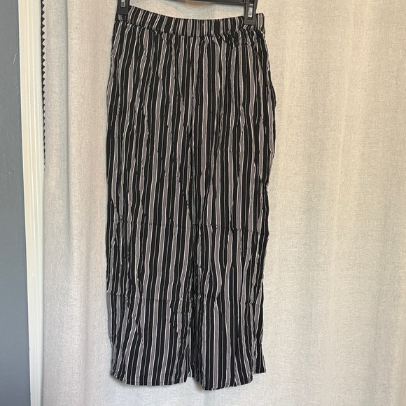 Hollister Black and White Striped Wide-Leg Pants - Picture 3 of 4